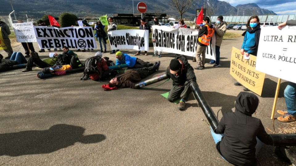"La lutte contre les PFAS est loin d’être terminée" : action coup de poing ce samedi à Lyon