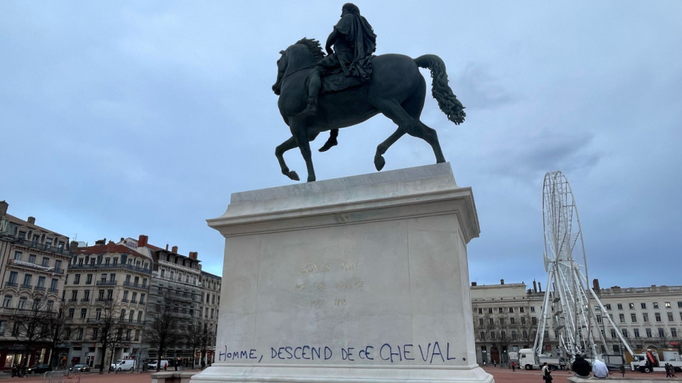 Place Bellecour à Lyon : la Métropole mise sur un revêtement anti-tags pour la statue de Louis XIV