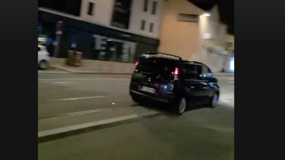 Malgré un pneu crevé et un Renault Espace, il entraîne les policiers dans une course-poursuite près de Lyon