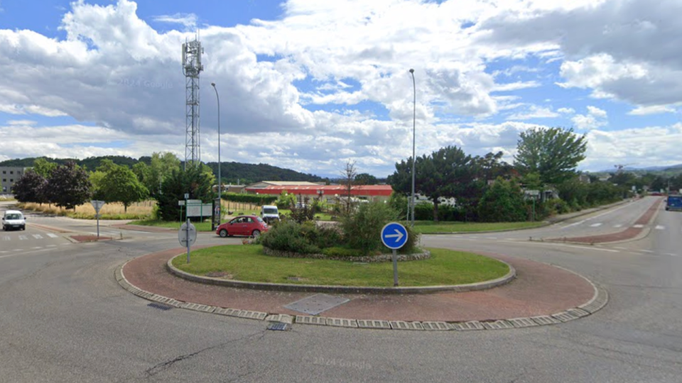 Près de Lyon : l'automobiliste fait un malaise, elle traverse un rond-point et s'encastre dans une antenne
