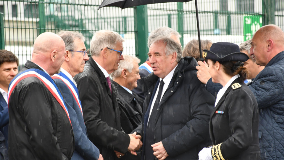 Prisons attaquées : près de Lyon, François Bayrou dénonce "des réseaux qui croyaient qu'ils étaient les maitres absolus"