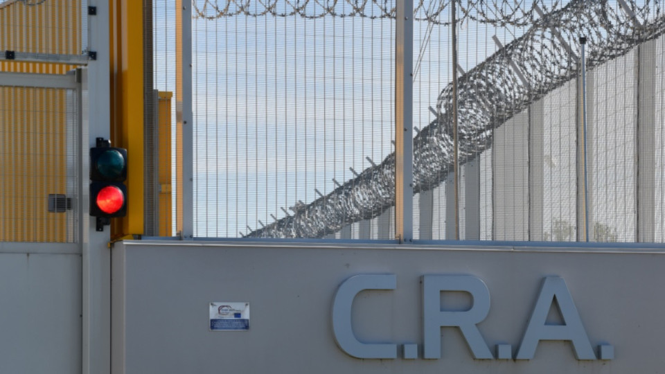 Nouvelle révolte au centre de rétention de Lyon : des repas jetés, une table cassée et des barricades