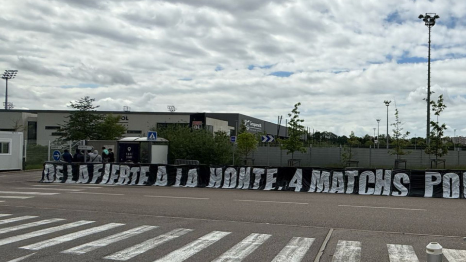 "De la fiert&eacute; &agrave; la honte" : des supporters installent des banderoles &agrave; l'OL pour mettre la pression sur les joueurs