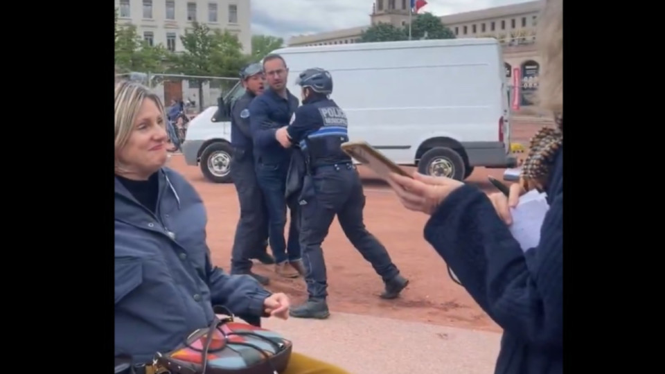 Candidat aux municipales à Lyon maîtrisé par la police : "Pas la moindre violence ni la moindre insulte" se défend Edouard Hoffmann