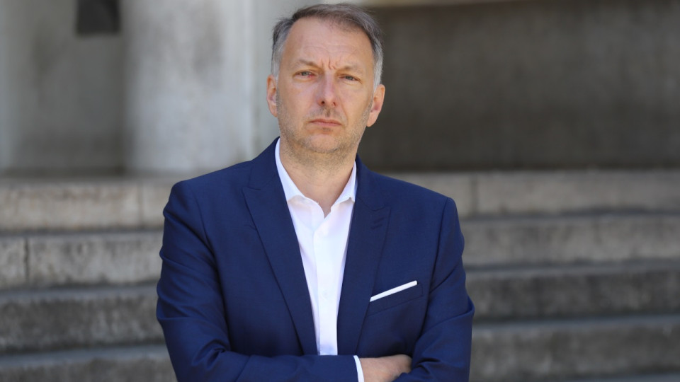 "Les auteurs de ces actes devront être identifiés et fermement condamnés" : le ministère de l'Intérieur se lance à la recherche de ceux qui ont tagué le domicile de Bruno Bernard