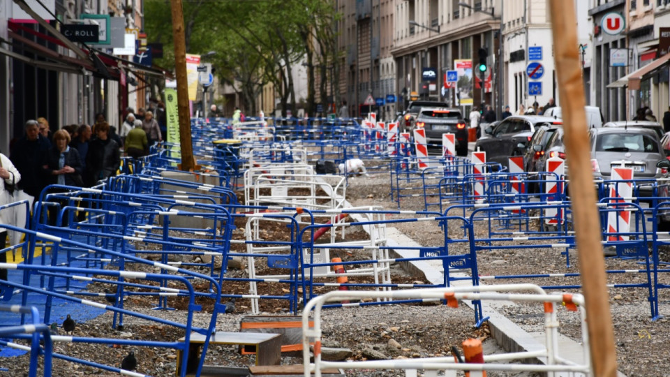 "C’est un désastre !" : les commerçants de l’avenue des Frères Lumière à Lyon attaquent Grégory Doucet