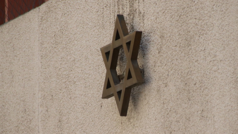 En possession d’un cutter, il s’introduit de nuit dans la synagogue de Caluire