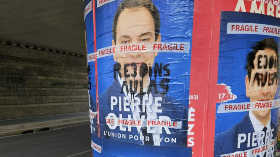 "Fragile", "Rejoins Aulas" : les affiches de Pierre Oliver détournées à Lyon