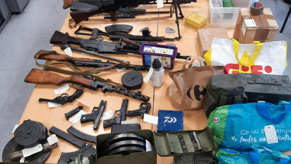 Une mitrailleuse, des fusils, des munitions... l'étonnante découverte des douanes près de Lyon