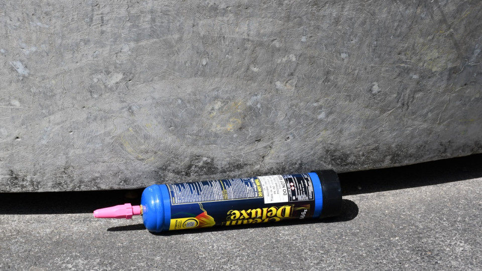 Les bonbonnes de protoxyde d'azote explosent dans les usines de traitement de déchets à Lyon : la Métropole demande aux jeunes de les jeter dans les déchèteries