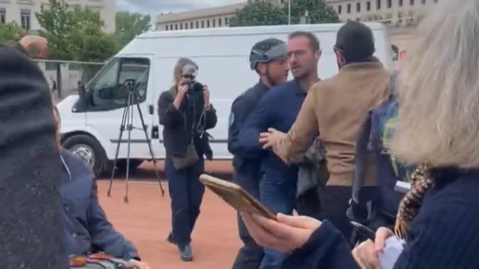 Esclandre d'Edouard Hoffmann place Bellecour : le candidat aux municipales à Lyon porte plainte contre les écologistes