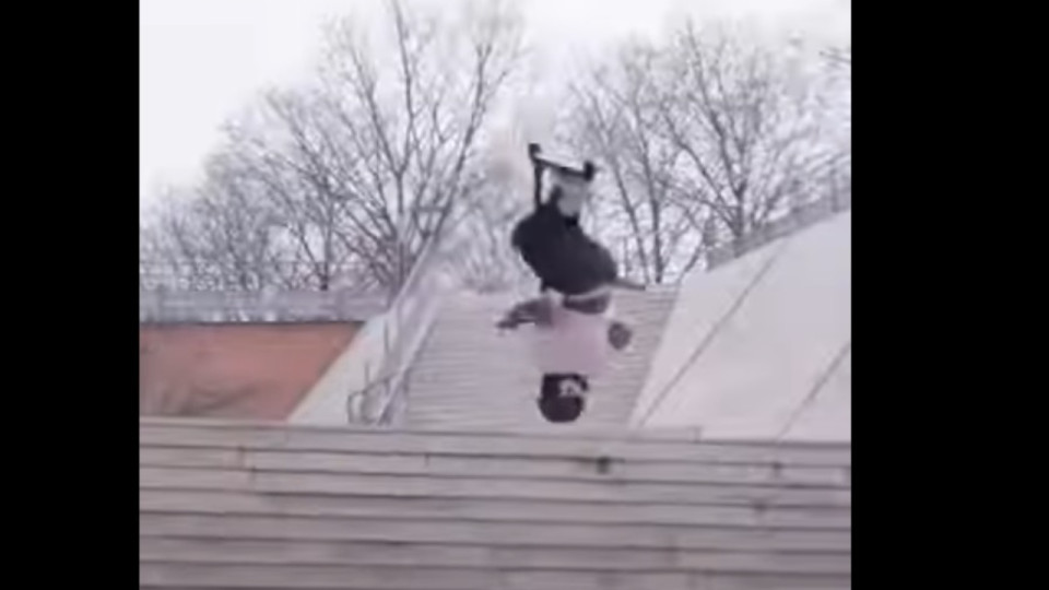 Lyon : il réalise un salto arrière en trottinette au-dessus des 25 marches de la Cité internationale (VIDEO)
