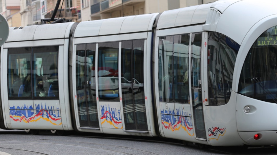 Menaçant avec un couteau dans le tramway à Bron : le suspect hospitalisé, une expertise psychiatrique nécessaire