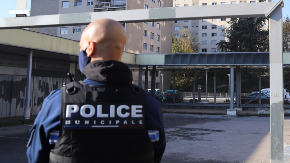 Près de Lyon : il s'échappe d'un hôpital psychiatrique, les policiers le retrouvent en haut d'un panneau de basket