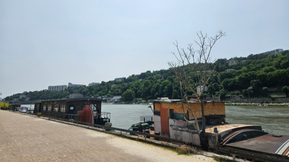 Un voile blanc dans le ciel de Lyon ce lundi : ce n’est pas la pollution…