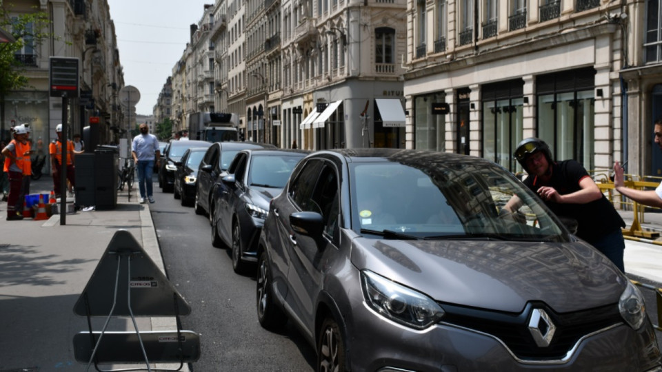 Lyon : les grévistes jettent des oeufs sur sa voiture, le chauffeur VTC sort un pistolet à billes