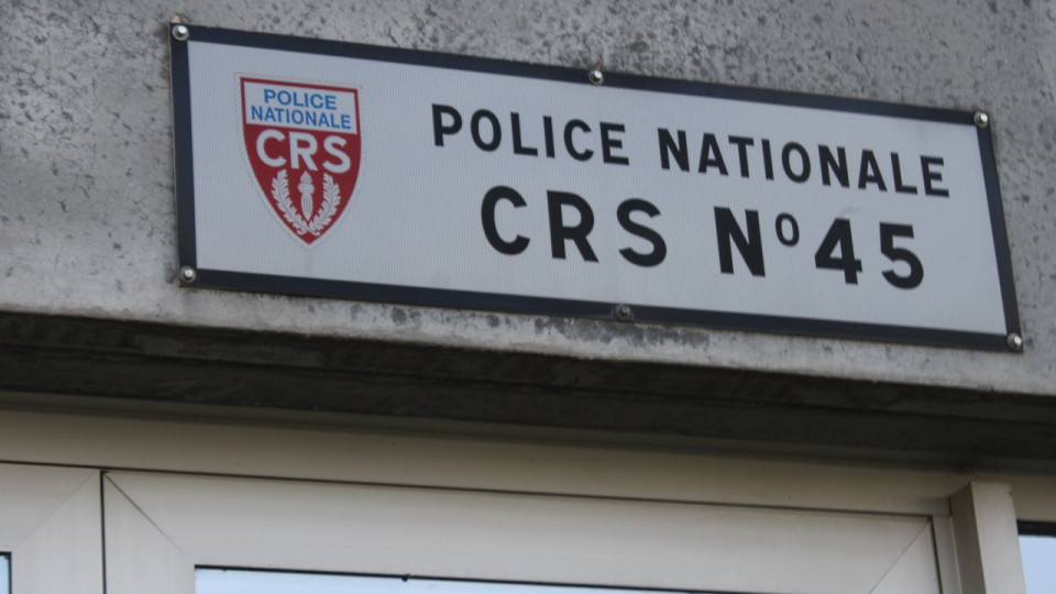 Près de Lyon : après une altercation, un automobiliste fonce sur le centre national de la police