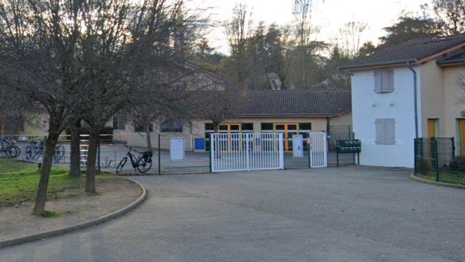 Près de Lyon : il menace de poignarder une surveillante en pleine cérémonie d’hommage