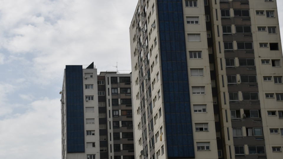 Près de Lyon : les dealers forcent une porte anti-squat, leur cache d'arme et de drogue découverte par la police