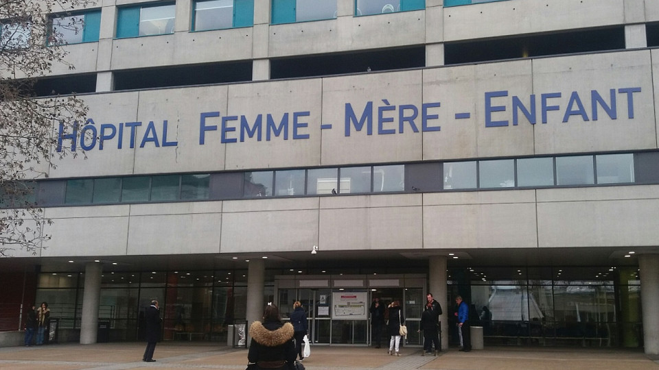 Près de Lyon : une bagarre éclate dans les toilettes de l'hôpital, un homme entre la vie et la mort