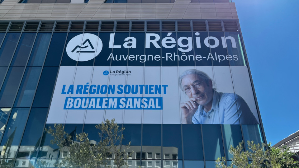 Lyon : le portrait de Boualem Sansal affiché sur le siège de la Région Auvergne-Rhône-Alpes