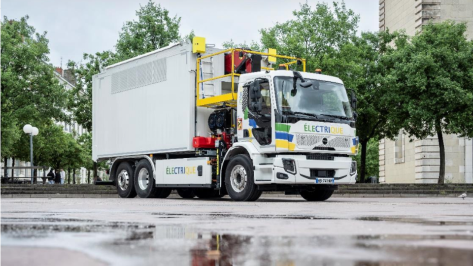 Près de Lyon : sept nouveaux camions-grues électriques pour la collecte de verre inaugurés par la Métropole