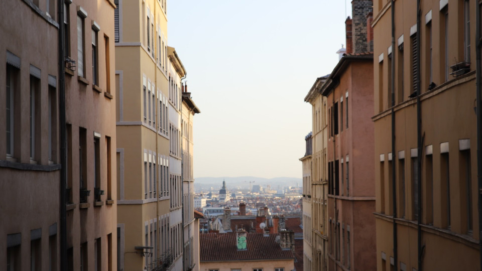 Crise du logement : la Ville de Lyon limite les Airbnb à 90 nuitées et renforce le logement social