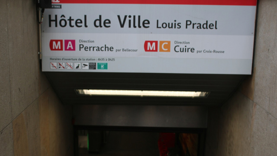Lyon : un homme entre la vie et la mort après une chute sur les rails du métro A