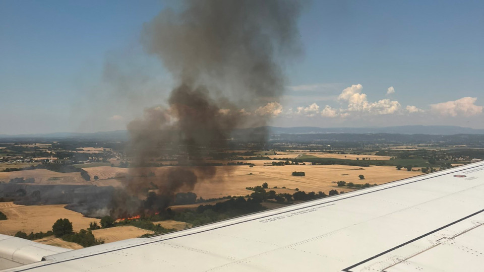 Impressionnant incendie agricole près de l’aéroport de Lyon-Saint-Exupéry : 60 pompiers mobilisés