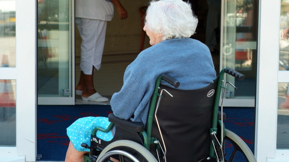 Près de Lyon : une femme décède après une chute du 3e étage d’un Ehpad