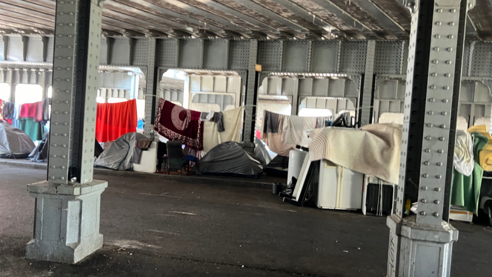 Bidonvilles sous les ponts SNCF à Lyon 7e : l’évacuation se prépare, LFI dénonce une "décision inhumaine"