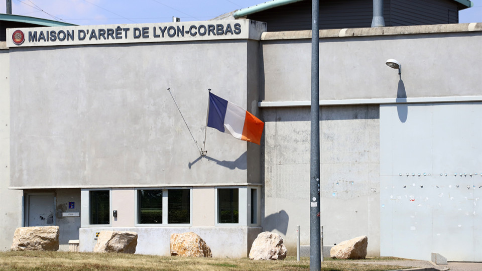 Évasion à la prison de Lyon-Corbas : un détenu disparaît en se cachant dans un sac