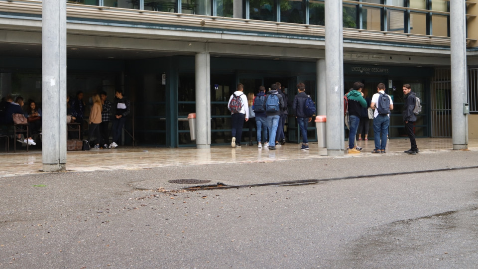 Près de Lyon : ce professeur aurait harcelé sexuellement cinq lycéennes, il nie les faits malgré sa mise en examen