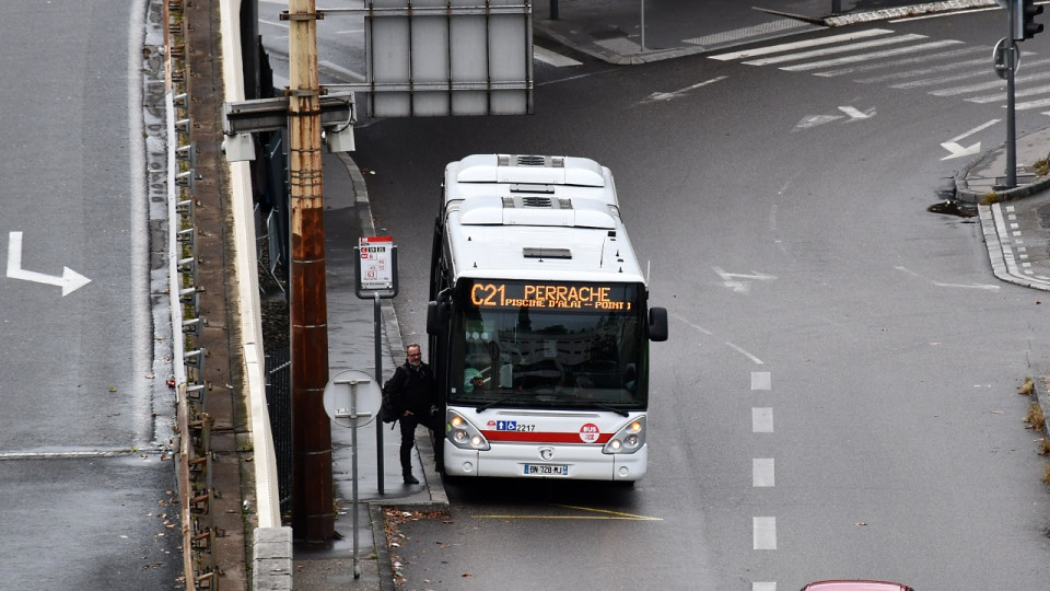 Villeurbanne : elle court après le bus et se fait renverser, une nonagénaire entre la vie et la mort