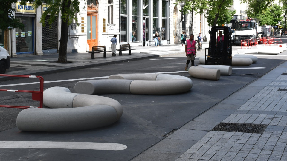 "C'est quoi ces boudins blancs ?" : à Lyon, les écologistes installent des bancs particuliers rue de la Ré