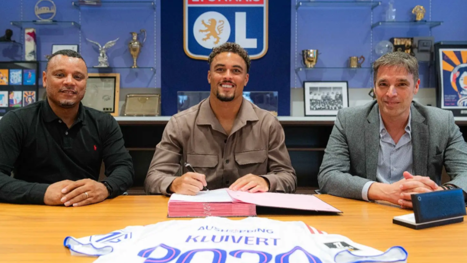 Le fils d'une l&eacute;gende du football n&eacute;erlandais s'engage avec l'OL