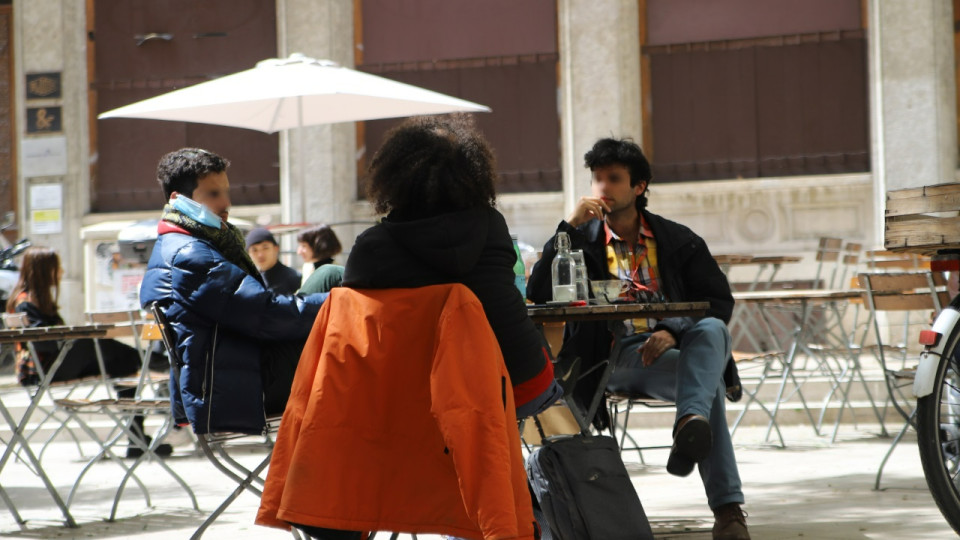 Près de Lyon : une chute dramatique après une altercation sur la terrasse d’un restaurant 