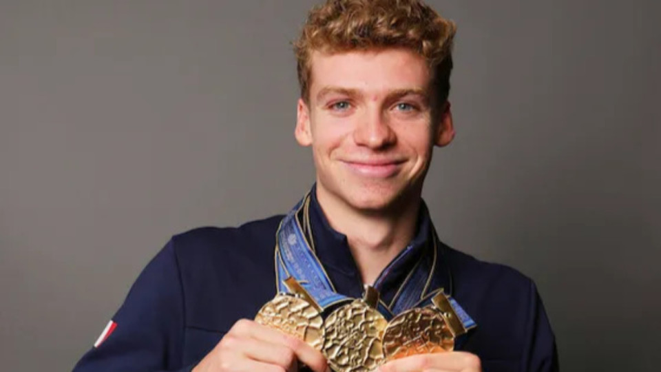 Mondiaux de natation : quand Tony Parker remet la médaille d’or à Léon Marchand 