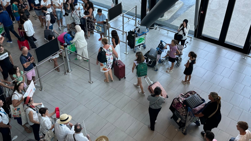 Arrêté à l'aéroport de Lyon Saint-Exupéry alors qu'il partait en vacances : le jeune chauffard était recherché pour avoir percuté un gendarme