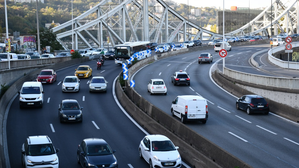 Lyon : poursuivis par la police, ils s'arrêtent en plein milieu de la M7 pour fuir à pied