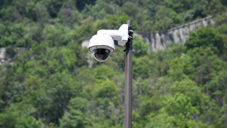 Une mairie près de Lyon installe discrètement une caméra contre les dépôts sauvages : 2300 kilos d’ordures recensés en quelques mois !