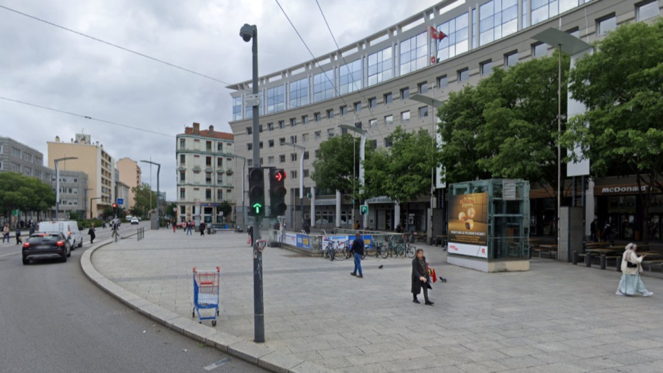 Un SDF tué à la sortie du métro à Villeurbanne : poignardée, la victime a chuté dans les escaliers