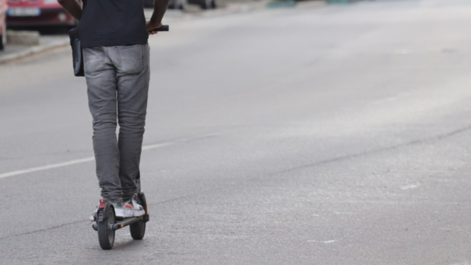 Près de Lyon : un homme en situation irrégulière et en possession de drogue percute violemment un policier à Vénissieux avec sa trottinette