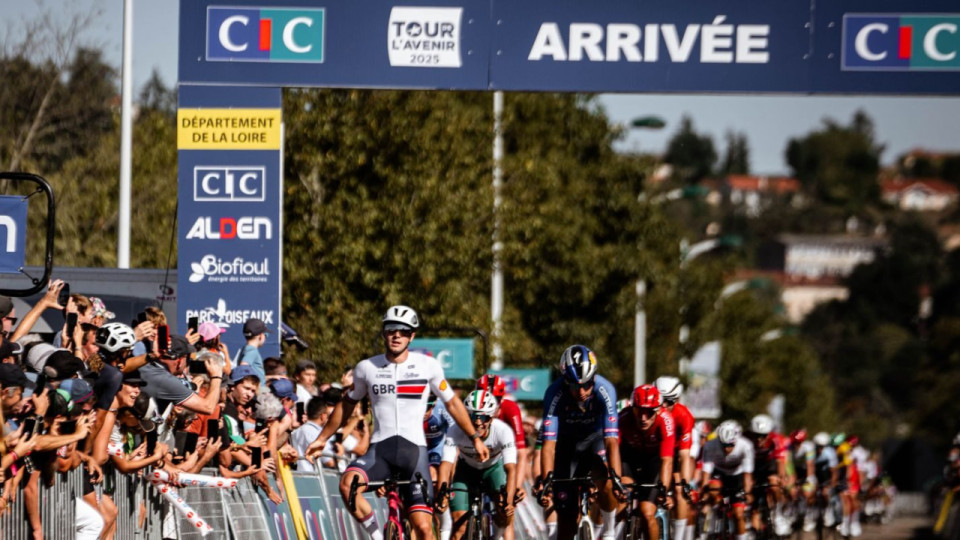Tour de l’Avenir : le britannique Noah Hobbs s’impose au sprint, le lyonnais Paul Seixas conserve son maillot jaune