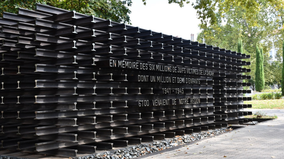 Mémorial de la Shoah vandalisé à Lyon : le tag effacé par la mairie avant de prévenir la police, l'enquête compromise ?