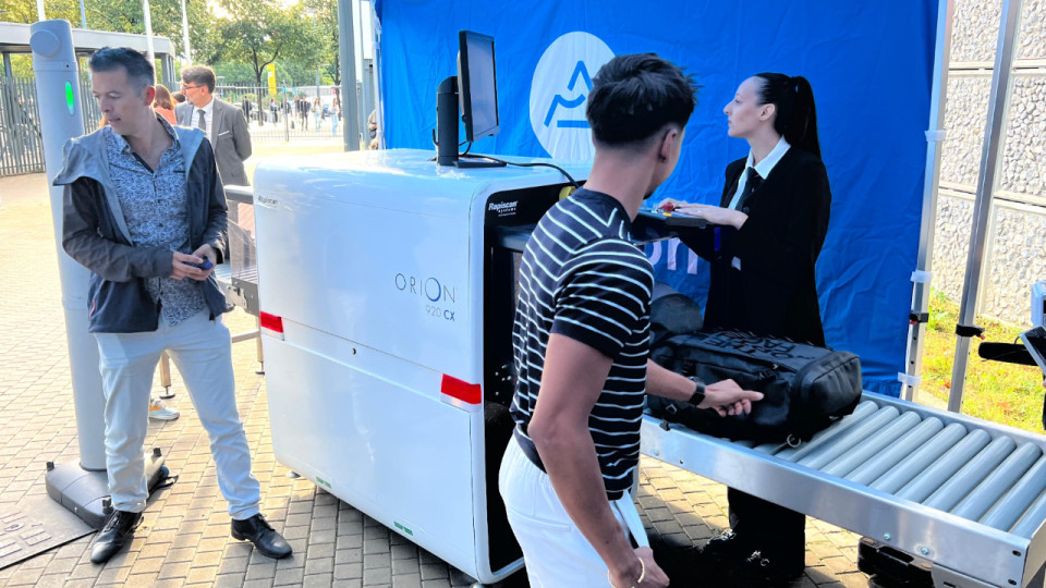 Scanners et portiques testés pour la rentrée au lycée Charles-Mérieux à Lyon 7e