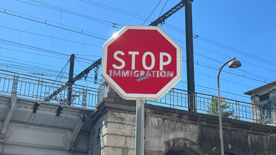 "Stop Immigration" : des dizaines de panneaux détournés dans la métropole de Lyon