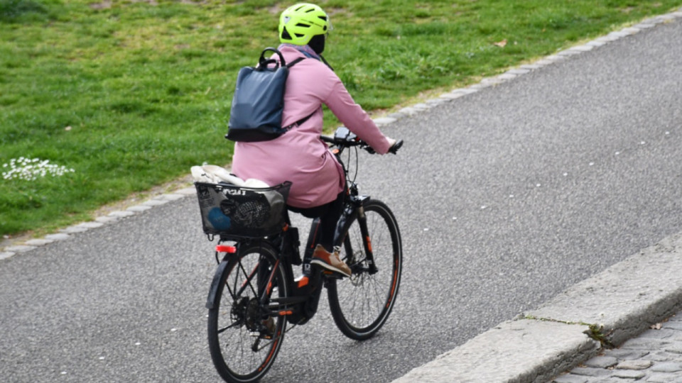 Près de Lyon : une cycliste de 64 ans coincée sous une voiture après un accident