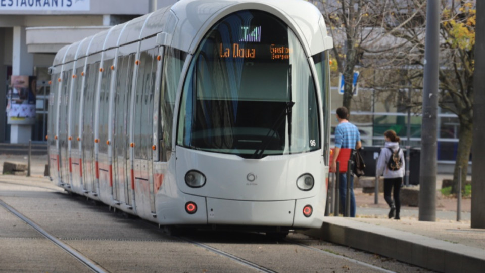Lyon 8e : un homme à trottinette grièvement blessé après une collision avec le tramway