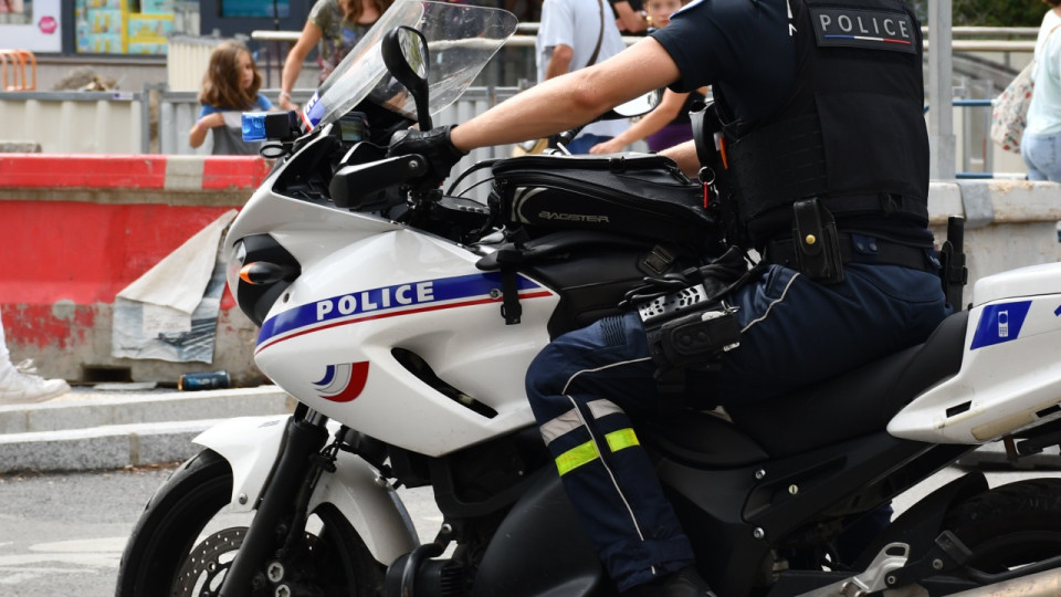 Refus d’obtempérer à Villeurbanne : un policier reçoit un coup de coude à la mâchoire